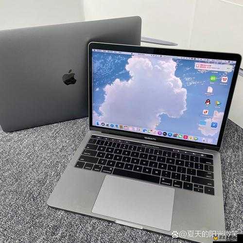 18 岁 MacBook Pro 陪伴 45 岁生活之人夜晚独自看视频